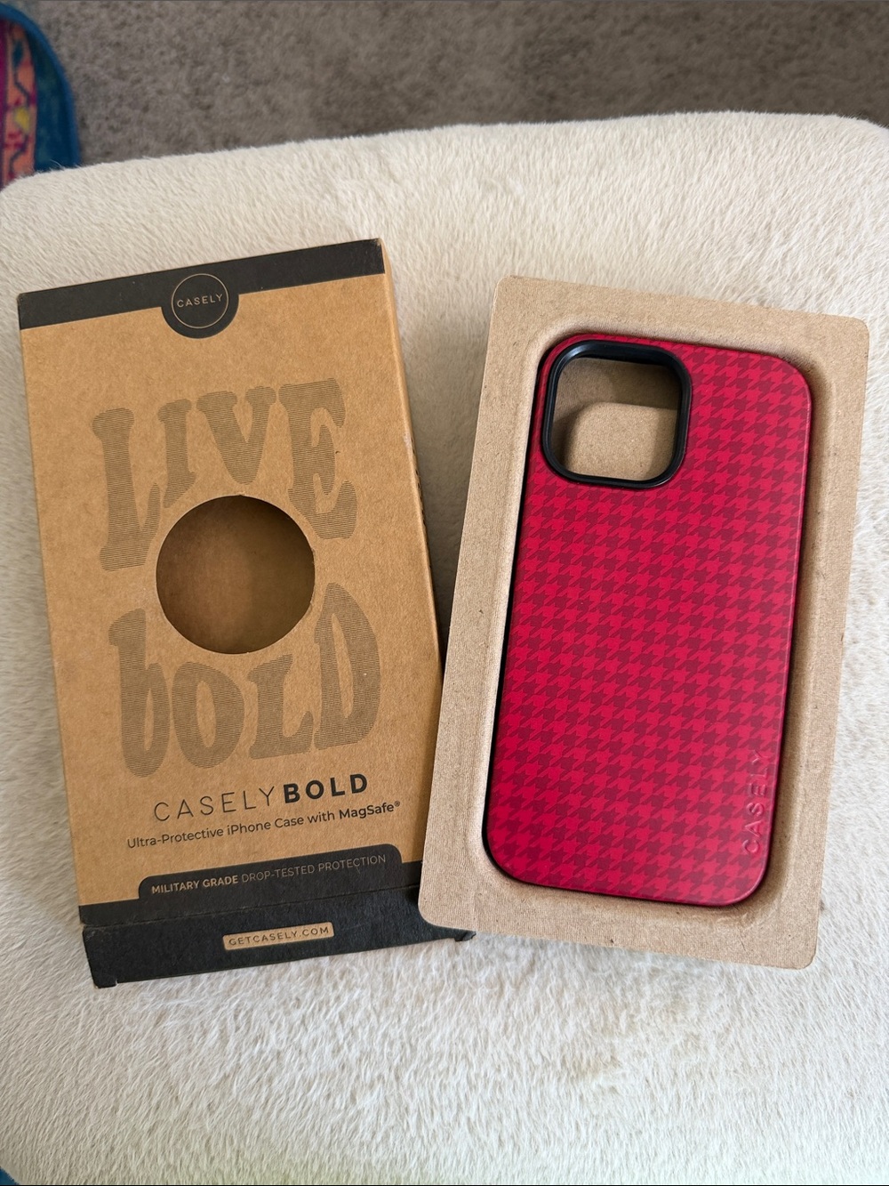 Casely Bold iPhone 12/13 Pro Max Red Houndstooth iPhone Case with MagSafe